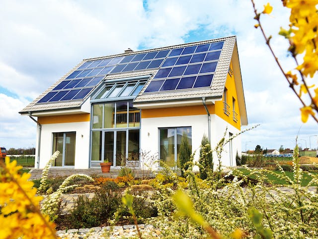 Massivhaus Leipzig von HELMA MASSIVHAUS Schlüsselfertig ab 420900€, Satteldach-Klassiker Außenansicht 6
