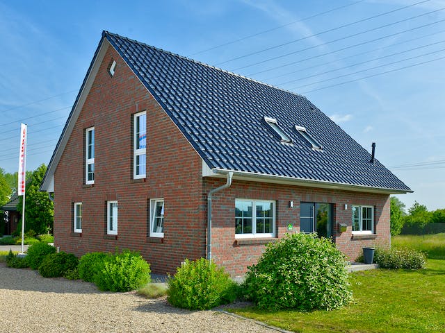 Massivhaus Mailand von HELMA MASSIVHAUS Schlüsselfertig ab 322550€, Satteldach-Klassiker Außenansicht 4