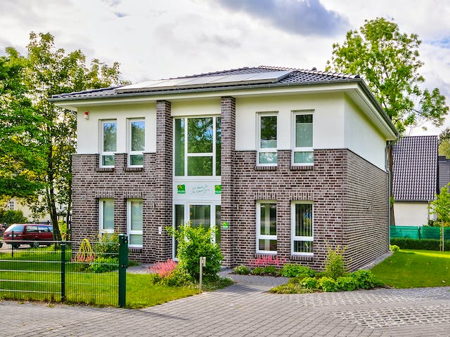 Massivhaus Strasbourg von HELMA MASSIVHAUS Schlüsselfertig ab 490300€, Stadtvilla Außenansicht 4