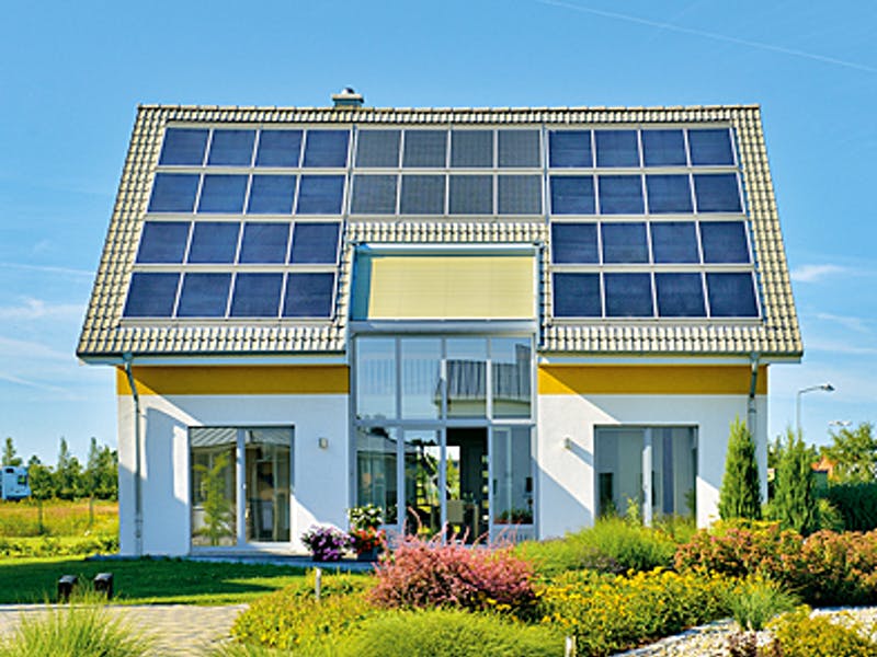 Satteldach mit Photovoltaik - Einfamilienhaus von Helma