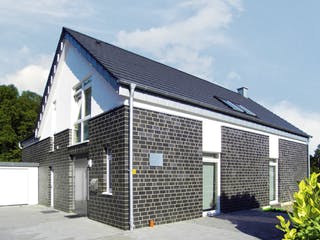 Massivhaus Davensberg von HELSTI Massivhaus Schlüsselfertig ab 401000€, Satteldach-Klassiker Außenansicht 2