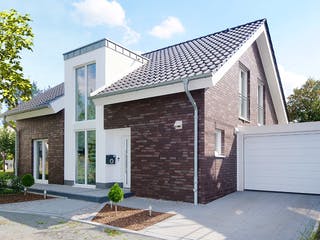Massivhaus Hagen von HELSTI Massivhaus Schlüsselfertig ab 338000€, Satteldach-Klassiker Außenansicht 1