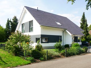 Massivhaus Lindau von HELSTI Massivhaus Schlüsselfertig ab 378000€, Satteldach-Klassiker Außenansicht 2