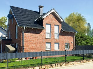 Massivhaus Oslo Vario von HELSTI Massivhaus Schlüsselfertig ab 333000€, Satteldach-Klassiker Außenansicht 2