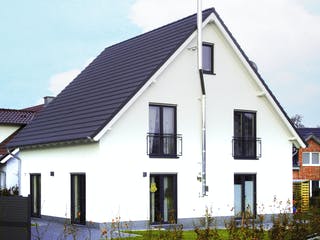 Massivhaus Oslo Vario von HELSTI Massivhaus Schlüsselfertig ab 333000€, Satteldach-Klassiker Außenansicht 3