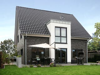 Massivhaus Rostock von HELSTI Massivhaus Schlüsselfertig ab 325000€, Satteldach-Klassiker Außenansicht 2