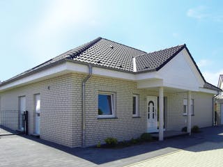 Massivhaus Wuppertal von HELSTI Massivhaus Schlüsselfertig ab 323000€, Bungalow Außenansicht 2