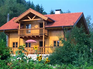 Fertighaus Herbst von Holzhaus Rosskopf Schlüsselfertig ab 349000€, Blockhaus Außenansicht 1