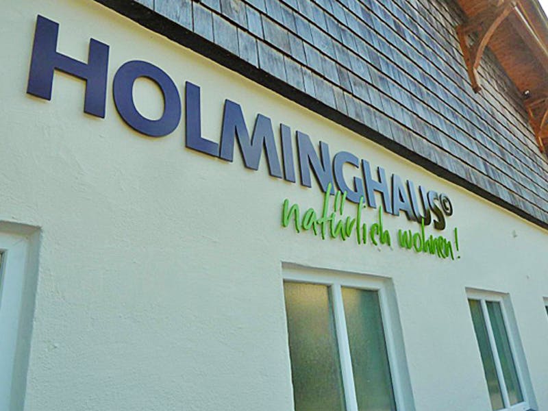 Firmenlogo von Holminghaus an einem Haus