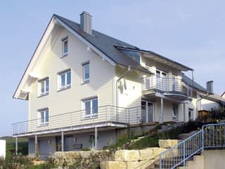 Blockhaus Höger B174 von Frammelsberger R. Ingenieur-Holzbau, Satteldach-Klassiker Außenansicht 1