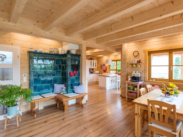 Offener Wohnbereich mit Kachelofen im Chalet