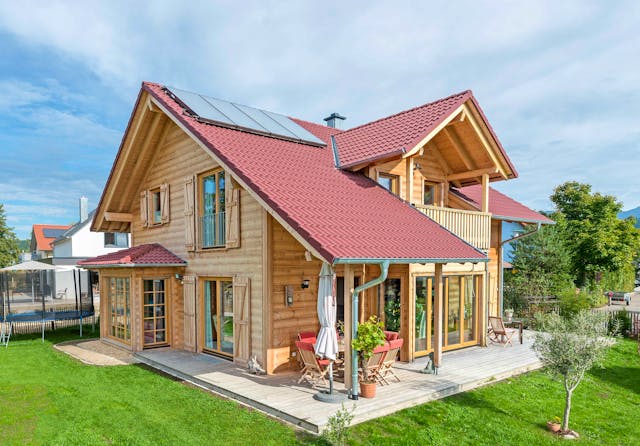 Einschalig errichtetes Blockhaus im Landhausstil mit Holzfenstern von Frammelsberger Holzbau