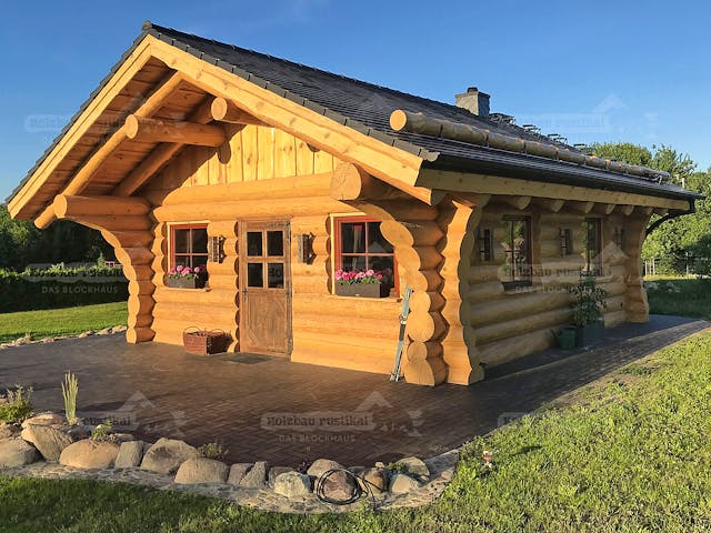 Blockhaus Blockhütte Adler von Holzbau rustikal - Blockhäuser Bausatzhaus ab 54648€, Satteldach-Klassiker Außenansicht 2