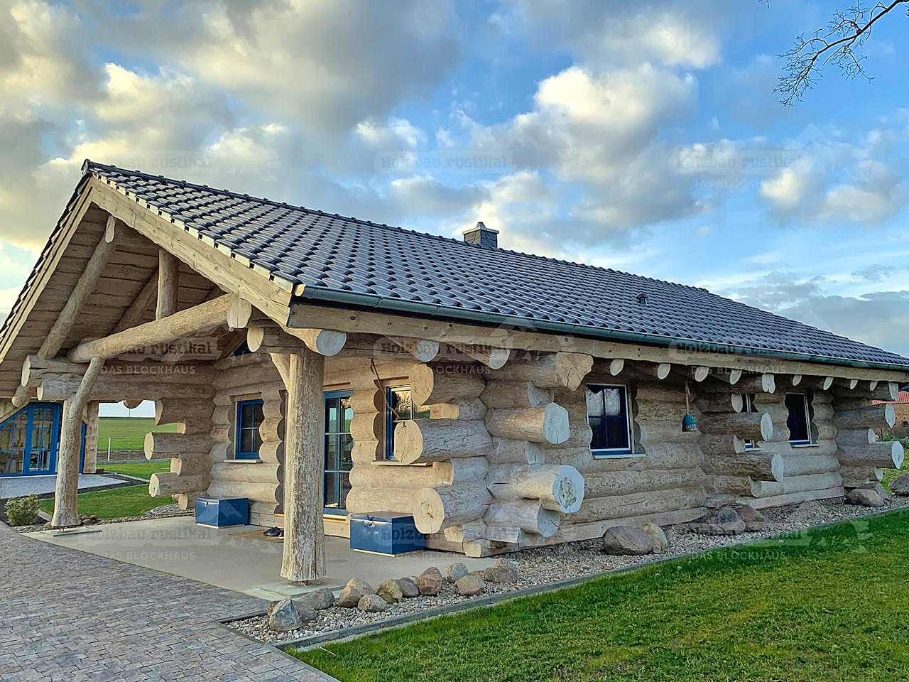 Blockhaus Blockhaus Gransee von Holzbau rustikal - Blockhäuser Bausatzhaus ab 91870€, Satteldach-Klassiker Außenansicht 1