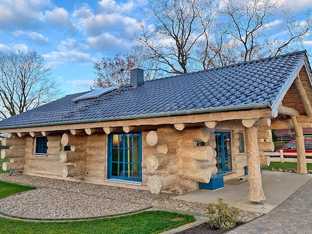 Blockhaus Blockhaus Gransee von Holzbau rustikal - Blockhäuser Bausatzhaus ab 91870€, Satteldach-Klassiker Außenansicht 2