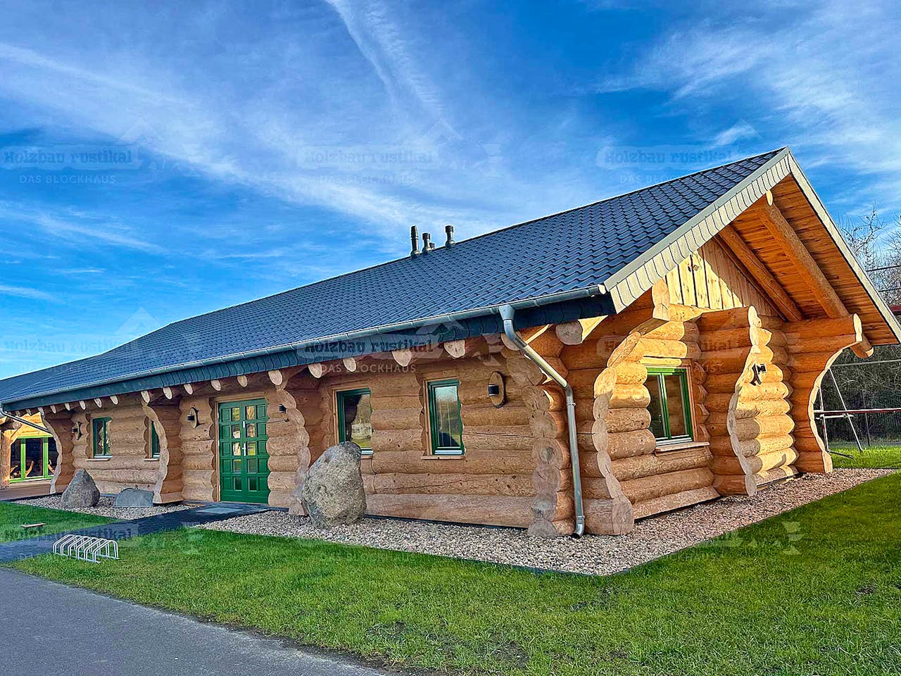 Blockhaus Blockhaus Hamburg von Holzbau rustikal - Blockhäuser Bausatzhaus ab 155235€, Satteldach-Klassiker Außenansicht 1