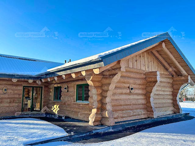 Blockhaus Blockhaus Hamburg von Holzbau rustikal - Blockhäuser Bausatzhaus ab 155235€, Satteldach-Klassiker Außenansicht 2