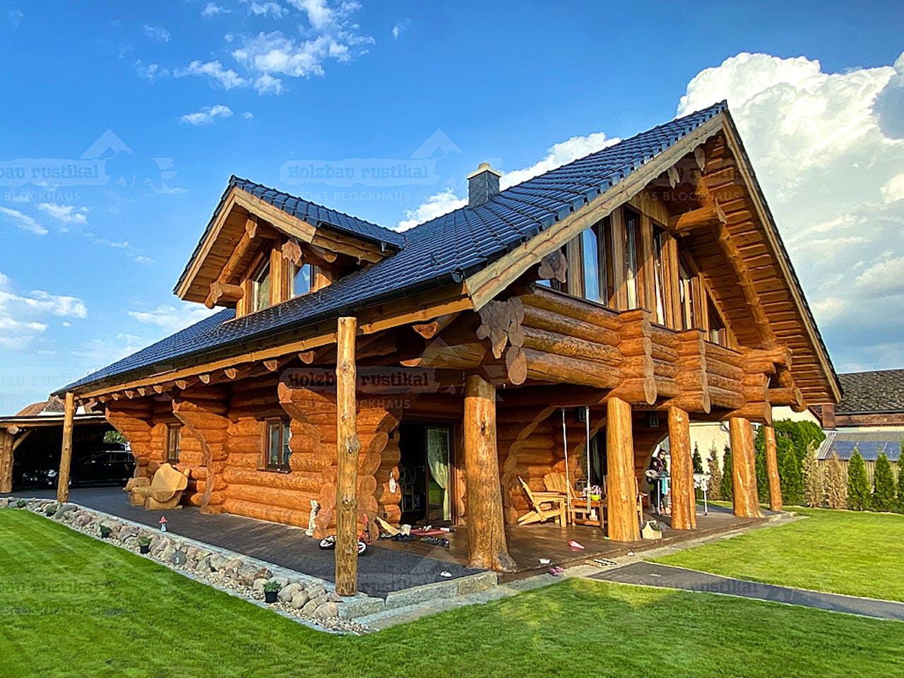 Blockhaus Blockhaus Montreal von Holzbau rustikal - Blockhäuser Bausatzhaus ab 211680€, Satteldach-Klassiker Außenansicht 1