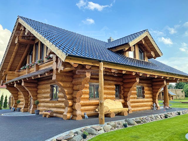 Blockhaus Blockhaus Montreal von Holzbau rustikal - Blockhäuser Bausatzhaus ab 211680€, Satteldach-Klassiker Außenansicht 2