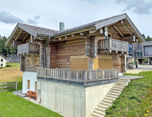 Blockhaus Schöneberg als Bausatzhaus mit Wohnkeller in Hanglage