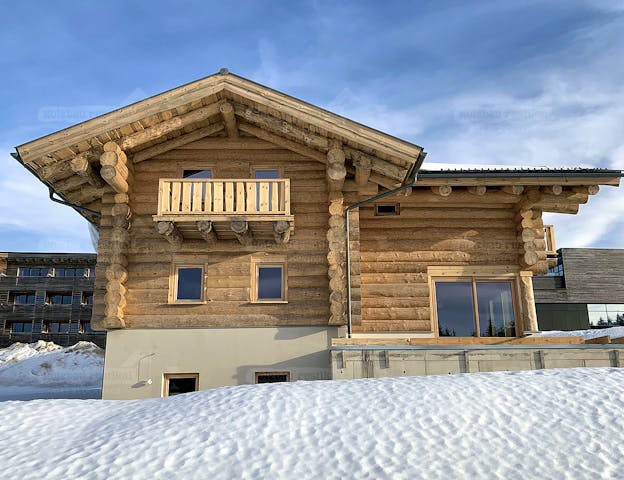 Rundbohlen-Blockhaus mit deutlich erkennbarer überkämmter Eckverbindung