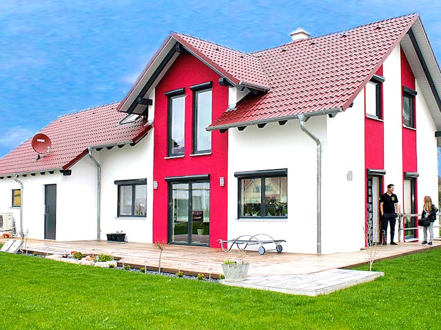 Fertighaus Homestory 057 von LEHNER HAUS Schlüsselfertig ab 274170€, Satteldach-Klassiker Außenansicht 1 Fertighaus Homestory 057 von LEHNER HAUS Schlüsselfertig ab 274170€, Satteldach-Klassiker Außenansicht 1