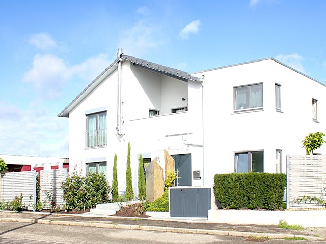 Fertighaus Homestory 173 von LEHNER HAUS - Mehrfamilienhäuser Schlüsselfertig ab 972400€, Satteldach-Klassiker Außenansicht 1