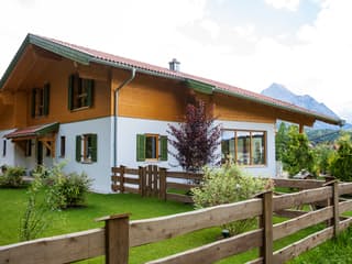 Fertighaus Hopfensee von ISARTALER HOLZHAUS Schlüsselfertig ab 379000€, Satteldach-Klassiker Außenansicht 2