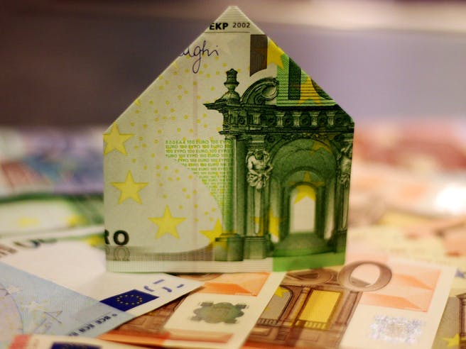Geld gefaltet zum Haus