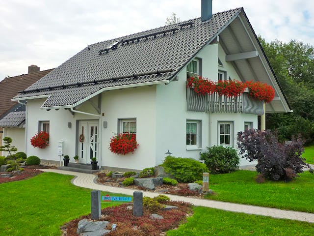 Massivhaus Susi III von HSE Massivhaus Schlüsselfertig ab 277940€, Satteldach-Klassiker Außenansicht 4