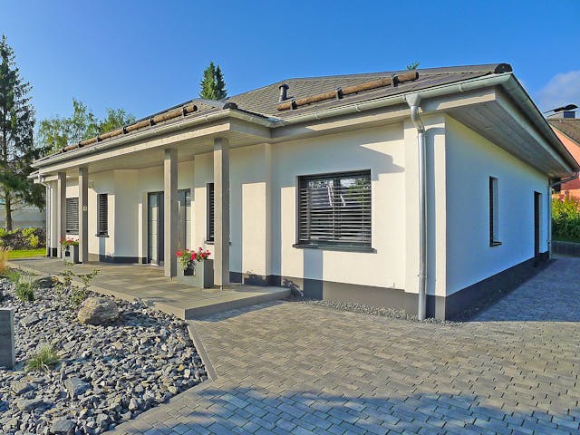 Massivhaus VarioCorner 117 von HSE Massivhaus Schlüsselfertig ab 269740€, Bungalow Außenansicht 2