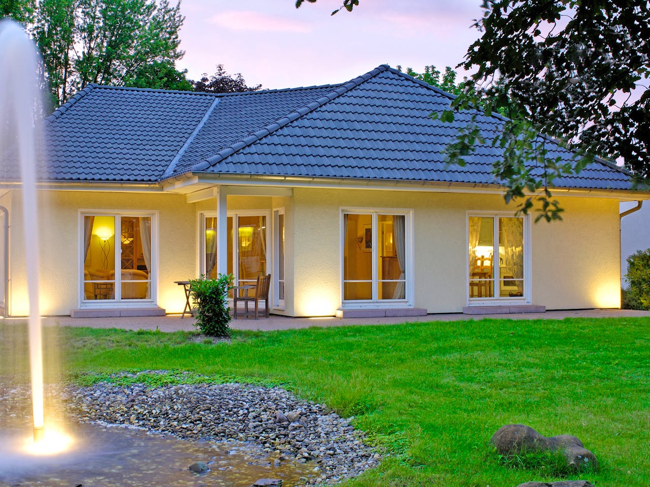 Massivhaus VarioCorner 120 von HSE Massivhaus Schlüsselfertig ab 248640€, Bungalow Außenansicht 1