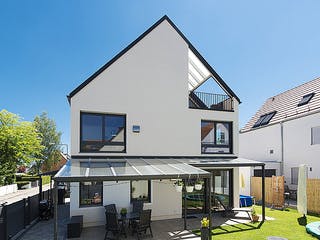 Fertighaus Spitz von Huber Holzbau, Satteldach-Klassiker Außenansicht 2