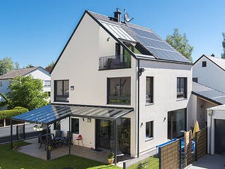 Fertighaus Spitz von Huber Holzbau, Satteldach-Klassiker Außenansicht 3