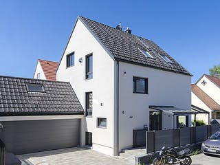 Fertighaus Spitz von Huber Holzbau, Satteldach-Klassiker Außenansicht 4