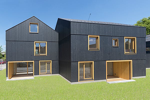 Schwarzes Holzhaus von Huber Holzbau