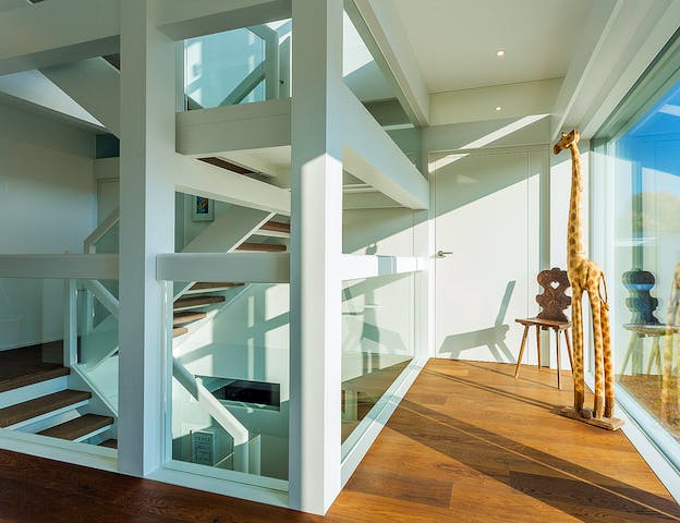 Inneneinrichtung eines modernen Fachwerkhauses aus Glas