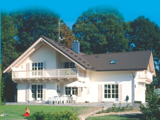 Fertighaus Idyll von ISARTALER HOLZHAUS Schlüsselfertig ab 474600€, Satteldach-Klassiker Außenansicht 1
