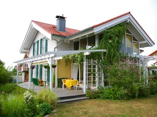 Fertighaus Igling von Holzhaus Rosskopf Schlüsselfertig ab 479000€, Satteldach-Klassiker Außenansicht 3