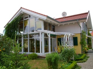 Fertighaus Igling von Holzhaus Rosskopf Schlüsselfertig ab 479000€, Satteldach-Klassiker Außenansicht 2