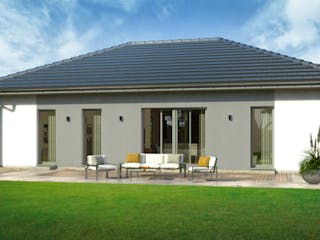 Fertighaus Bungalow 1 Walmdach von OKAL Haus Schlüsselfertig ab 358600€, Bungalow Außenansicht 1