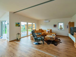 Fertighaus Jubiläumshaus Bungalow mit Flachdach von Holz & Dach Living Ausbauhaus ab 270000€, Bungalow Innenansicht 2