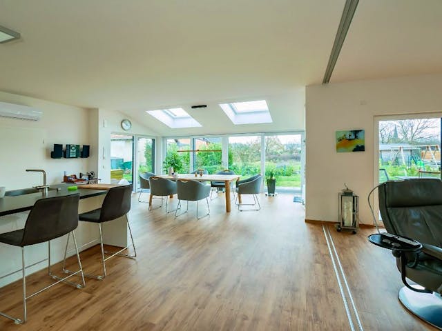 Fertighaus Jubiläumshaus Bungalow mit Satteldach von Holz & Dach Living Ausbauhaus ab 270000€, Bungalow Innenansicht 1