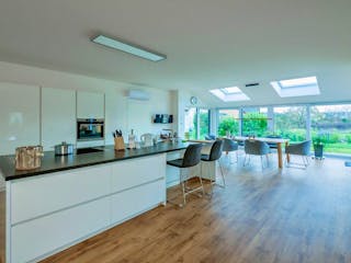 Fertighaus Jubiläumshaus Bungalow mit Satteldach von Holz & Dach Living Ausbauhaus ab 270000€, Bungalow Innenansicht 3