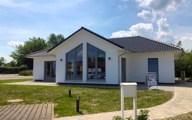 Bungalow-Fertighaus in Mecklenburg-Vorpommern: Musterhaus Greifswald des Hausherstellers ScanHaus Marlow aus MV