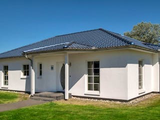 Fertighaus Musterhauscenter Rostock - Musterhaus SH 136 WB von ScanHaus Marlow, Bungalow Außenansicht 1