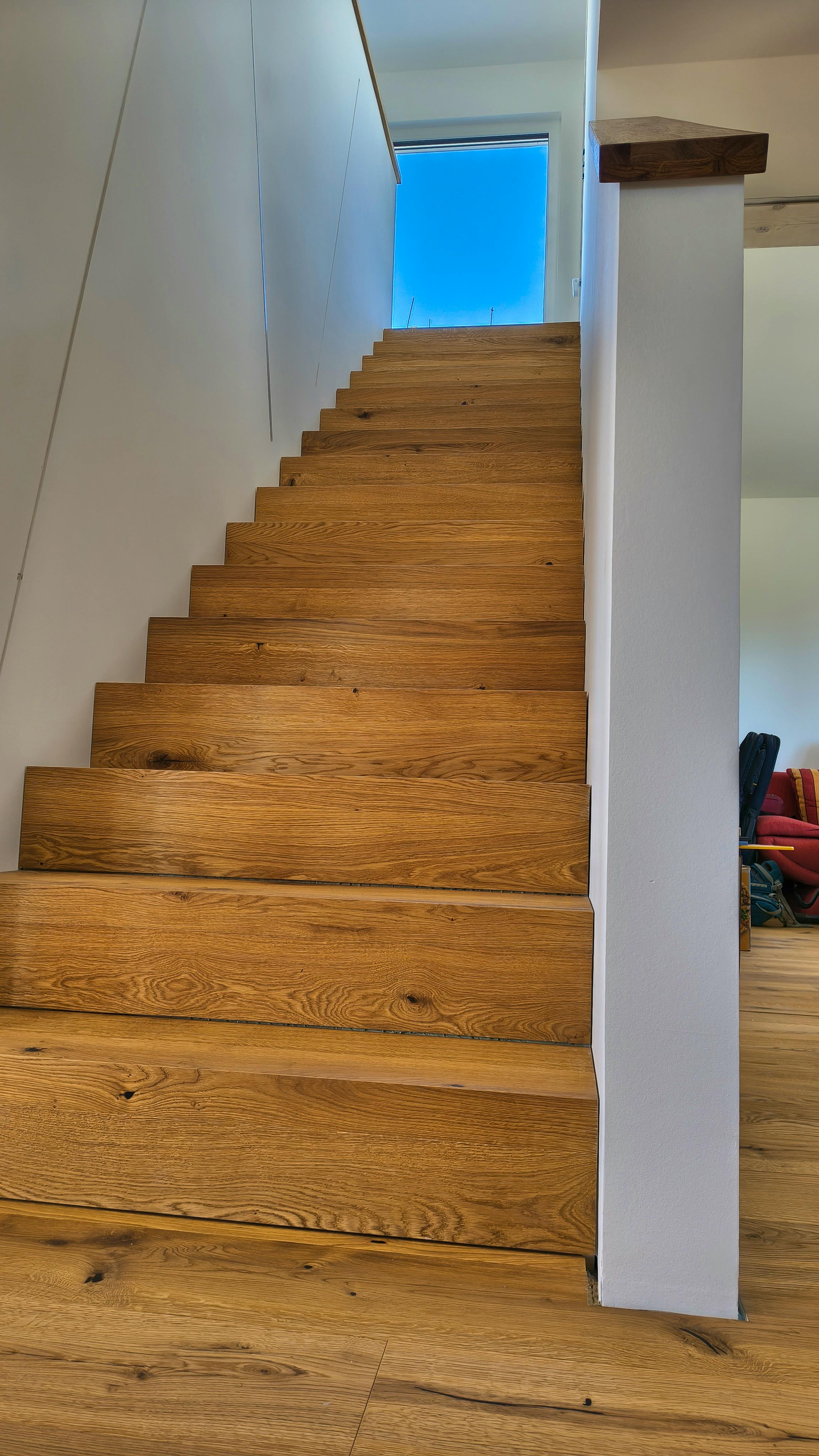 Mit Parkett verkleidete Treppe im ELK Haus – gleiche Eichendielen wie der Boden, Tritt- und Setzstufen aus einem Guss