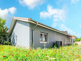 Fertighaus Bungalow mit Holzfassade von ISOWOODHAUS, Bungalow Außenansicht 2