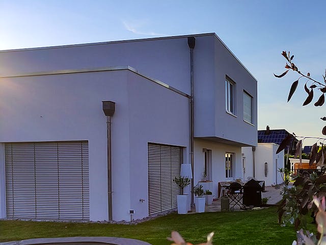 Fertighaus Flachdachhaus mit Garage von ISOWOODHAUS, Cubushaus Außenansicht 2