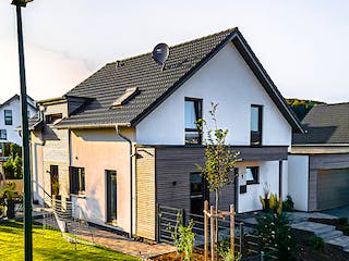 Fertighaus Modernes Einfamilienhaus von ISOWOODHAUS, Satteldach-Klassiker Außenansicht 2